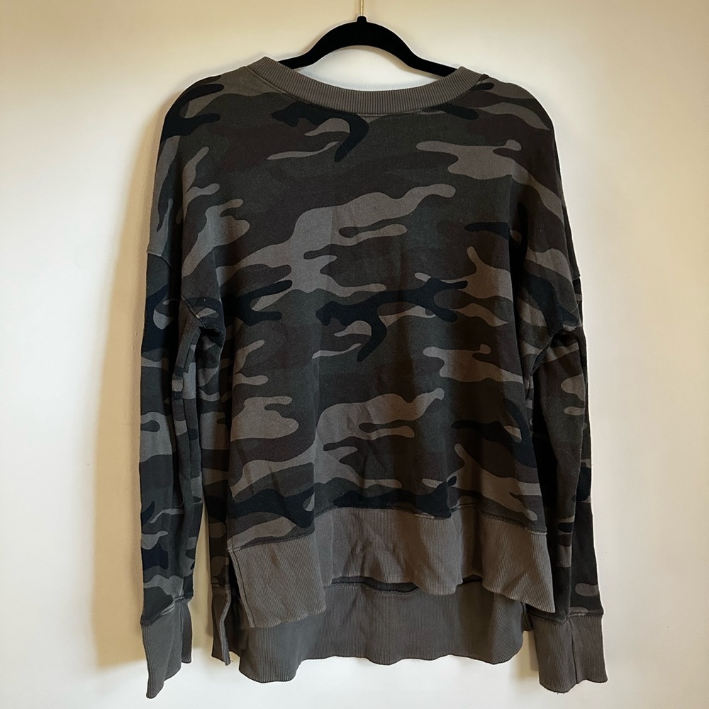 Time & Tru Camo Sweatshirt/Long Sleeve Size Medium